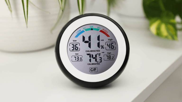 Using a hygrometer to control indoor humidity